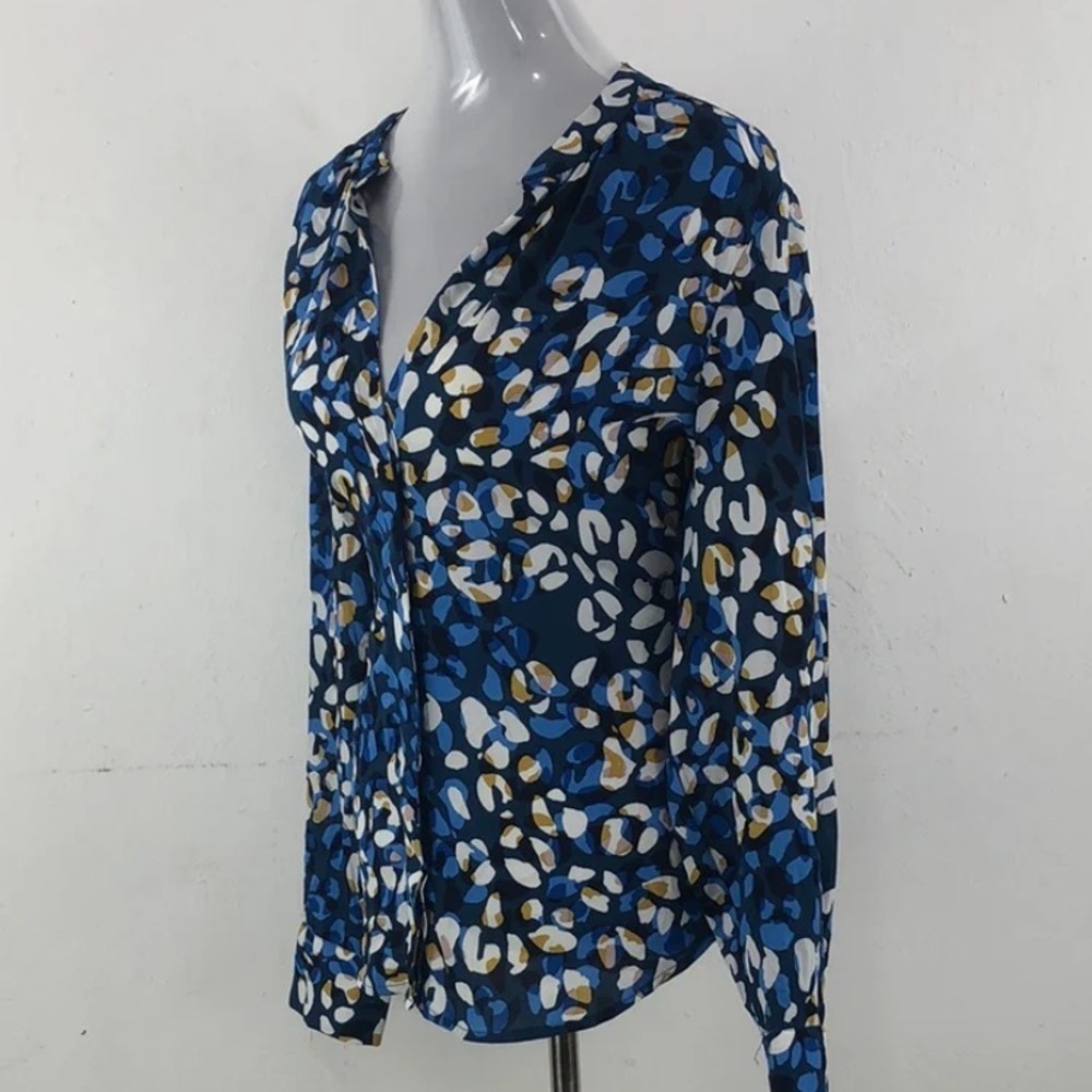 Finn & Grace Blue Floral Hidden Button V-Neck Blouse Medium